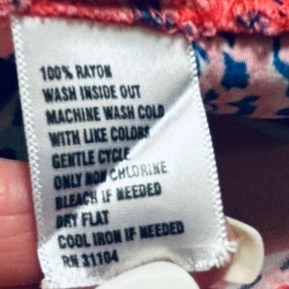 CROWN & IVY Women's Size M 100% Rayon Tank Top Ruffle V Neck Tropical Multicolor - Picture 5 of 9